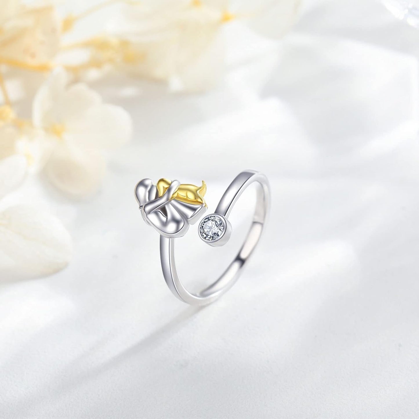 Zilveren ring met hondje en zirkonia steentjes.
