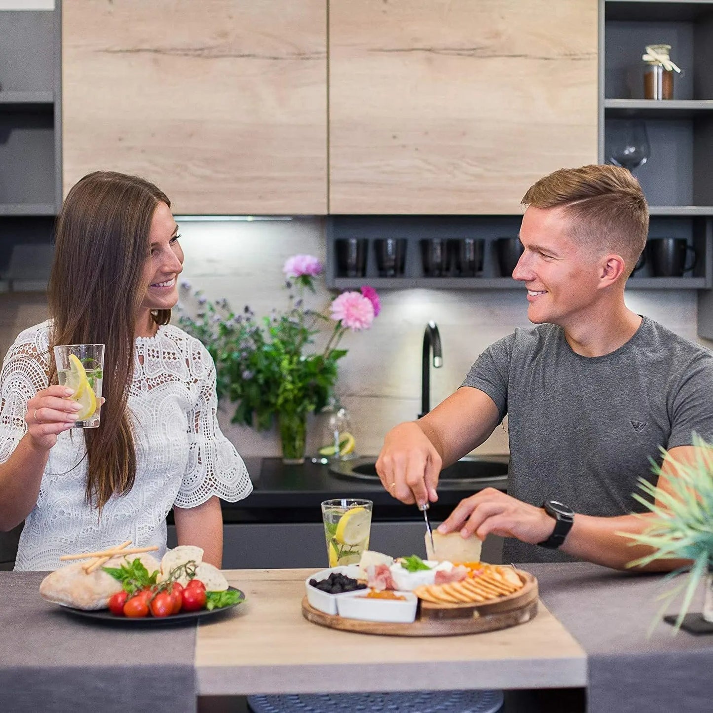 LuxeServe – Elegantes Käsebrett und Messer Set für festliche Präsentationen