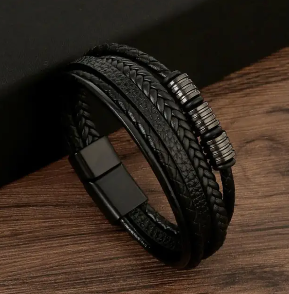 Bracelet en cuir noir tressé pour homme, design élégant avec fermoir magnétique, accessoire mode tendance, idéal pour un look moderne et sophistiqué.