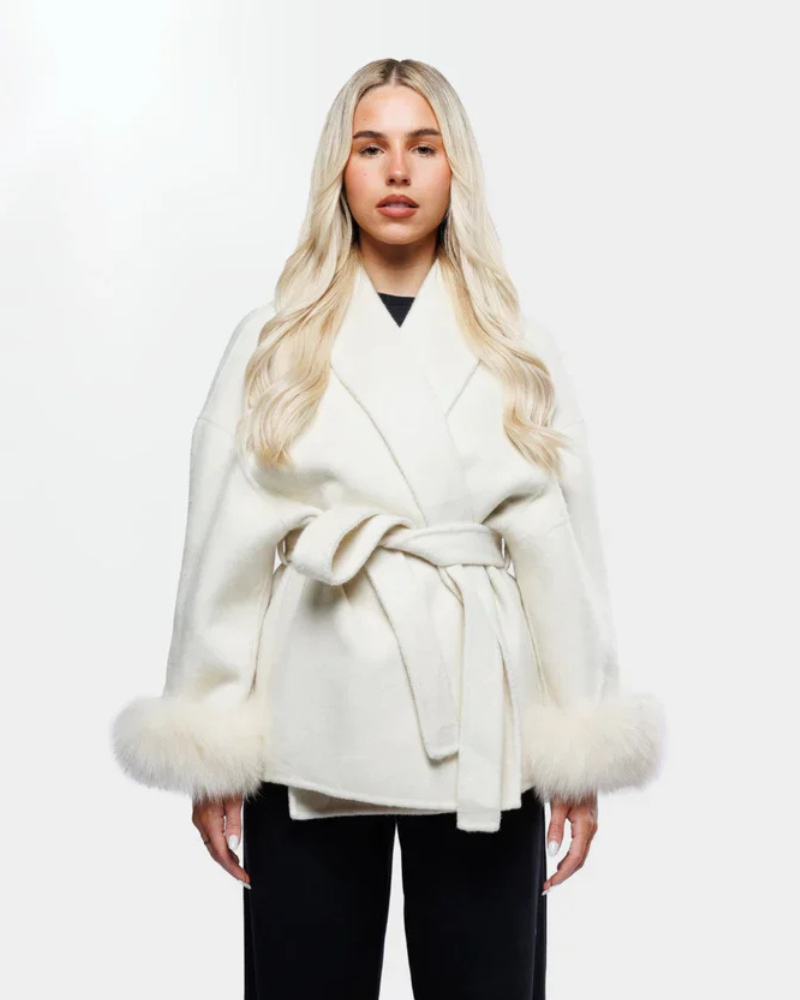 Livia Manteau Luxe Femme – Veste Hiver Élégante avec Manches en Faux Fur & Ceinture