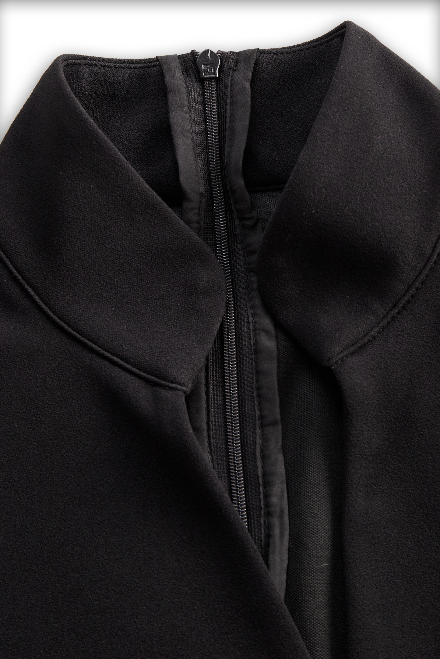 Nora | Verfeinertes Schwarzes Kleid mit Gürtel und Mandarin-Kragen