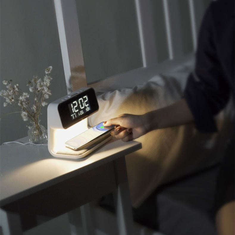 Sengelampe 3-i-1 med Trådløs Opladning – Dæmpbar Touchkontrol og Indbygget Alarmdisplay