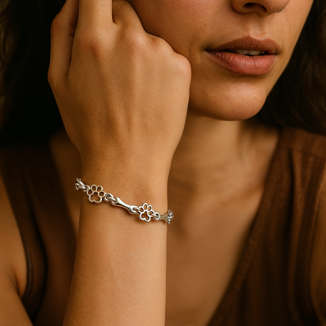 Zilveren armband met hondenpoot- en botbedeltje