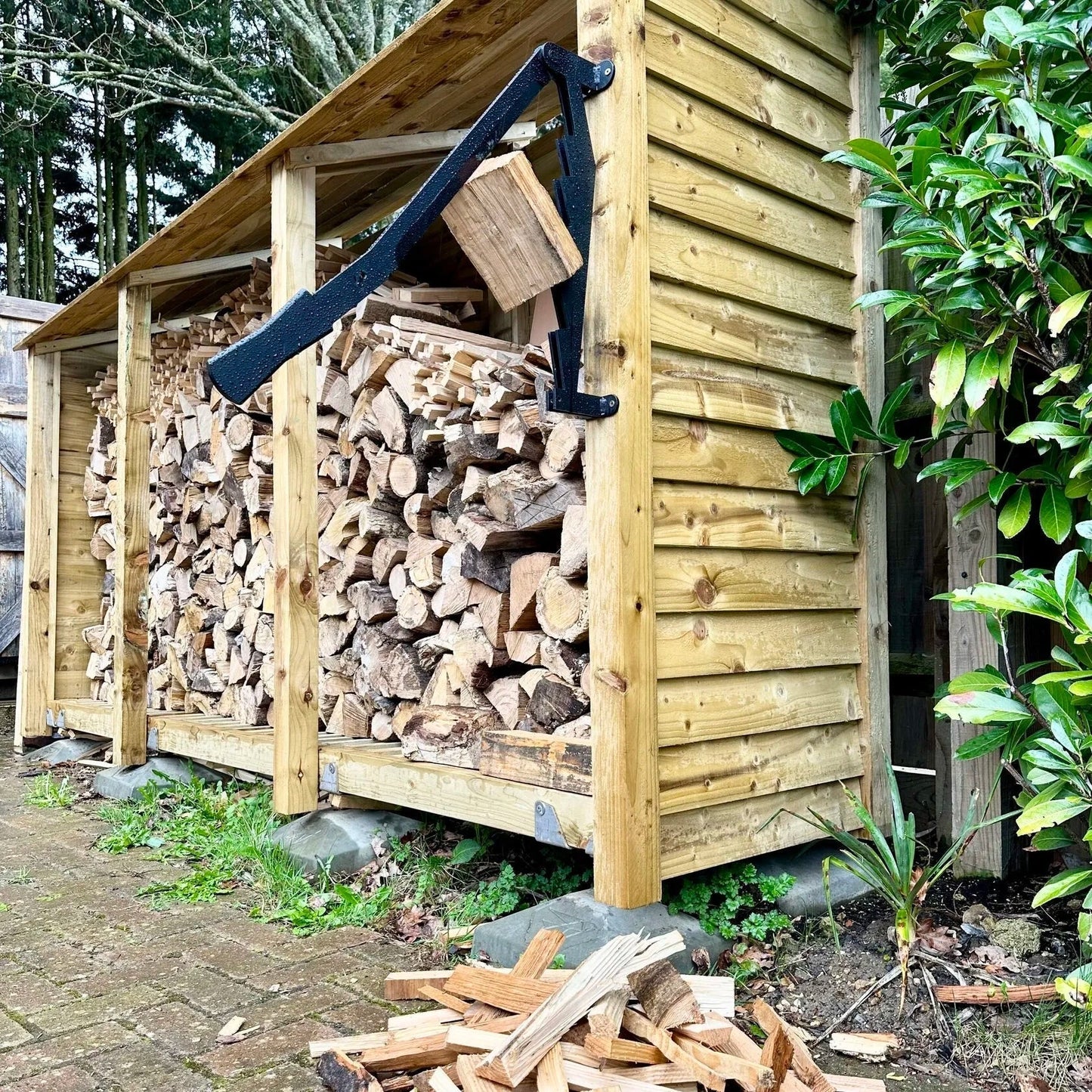 LogMaster™ - Wall-mounted wood splitter
