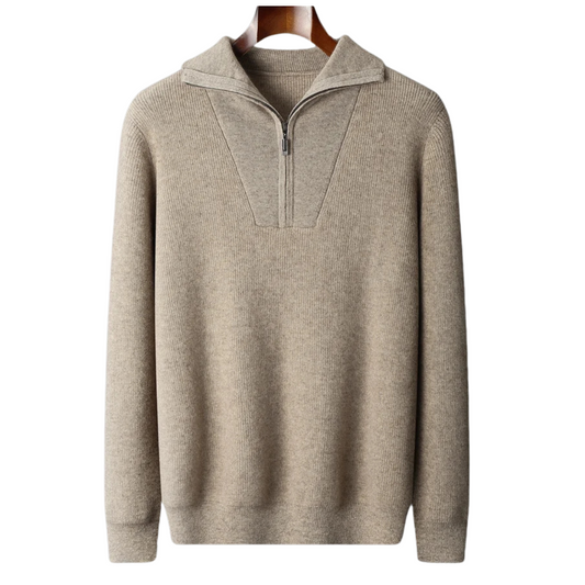 Pull en laine beige avec col zippé, suspendu sur un cintre en bois. Vêtement chaud et élégant pour homme, idéal pour l'hiver et l'automne.