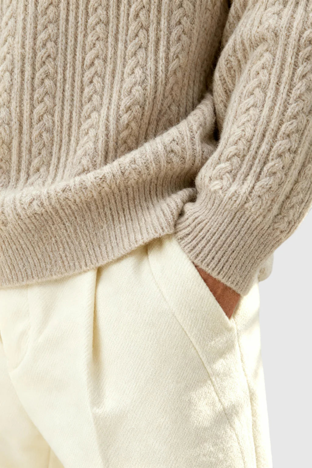 Herrestrik - Kabelstrikket Sweater med Lille V-Hals - Oatmeal - Sweatre - Valmont Wear