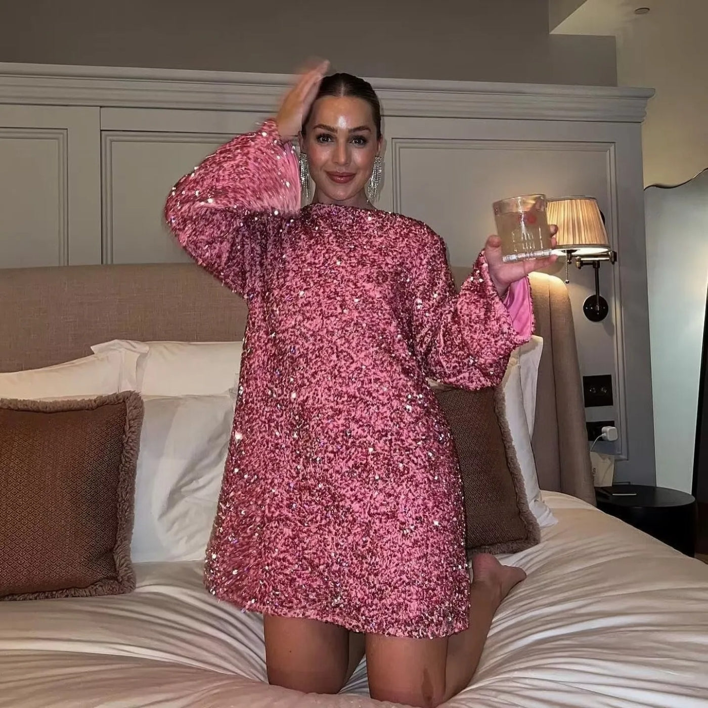 Amelia – Mini robe éblouissante à manches longues et coupe féminine élégante