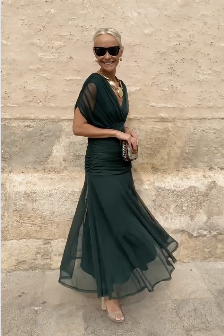 Elegant V-neck Maxi Dress Women with Gradient Design, Flowy Silhouette, Waist-Pleated Fit