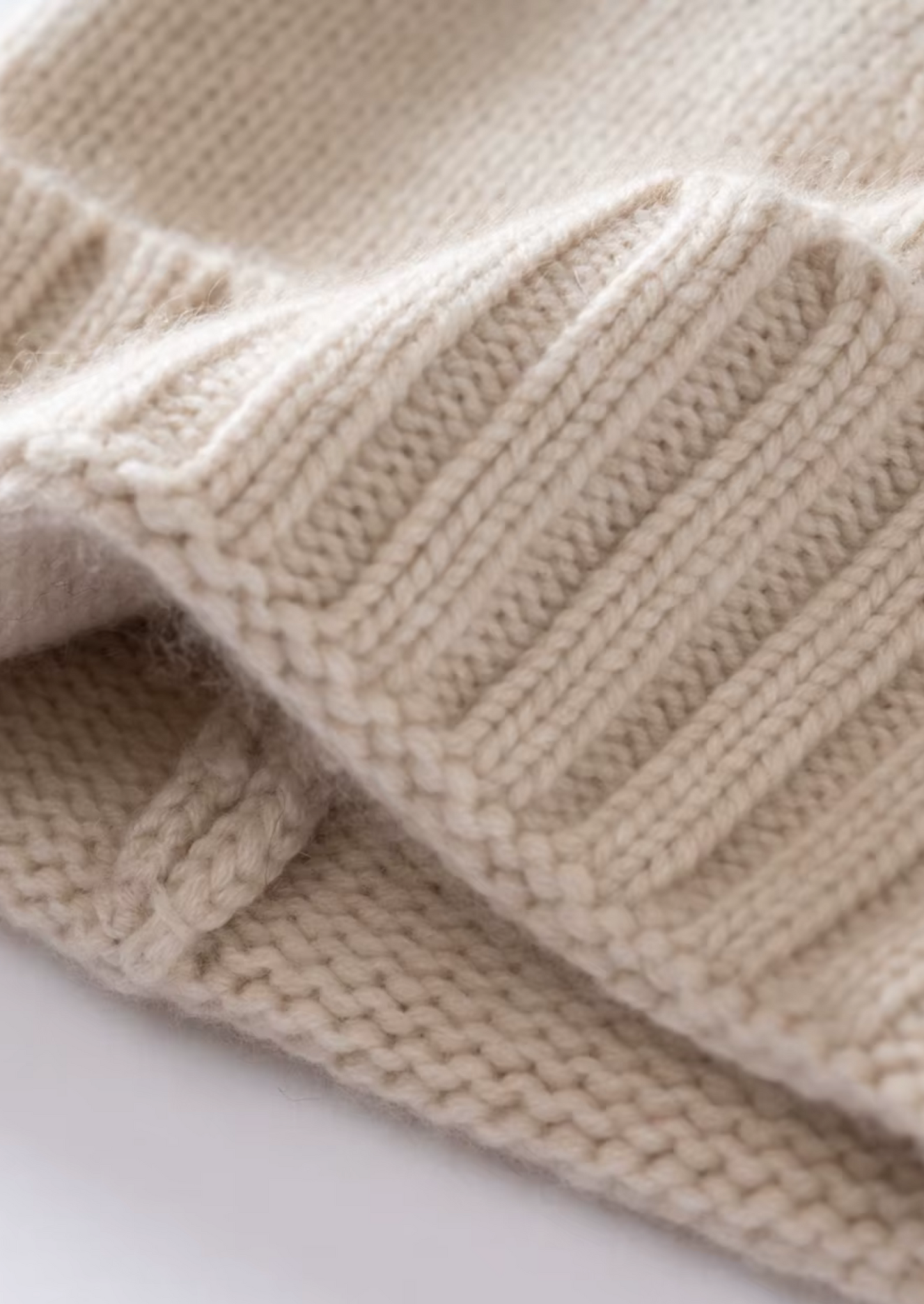 Bonnet en laine beige tricoté pour adulte