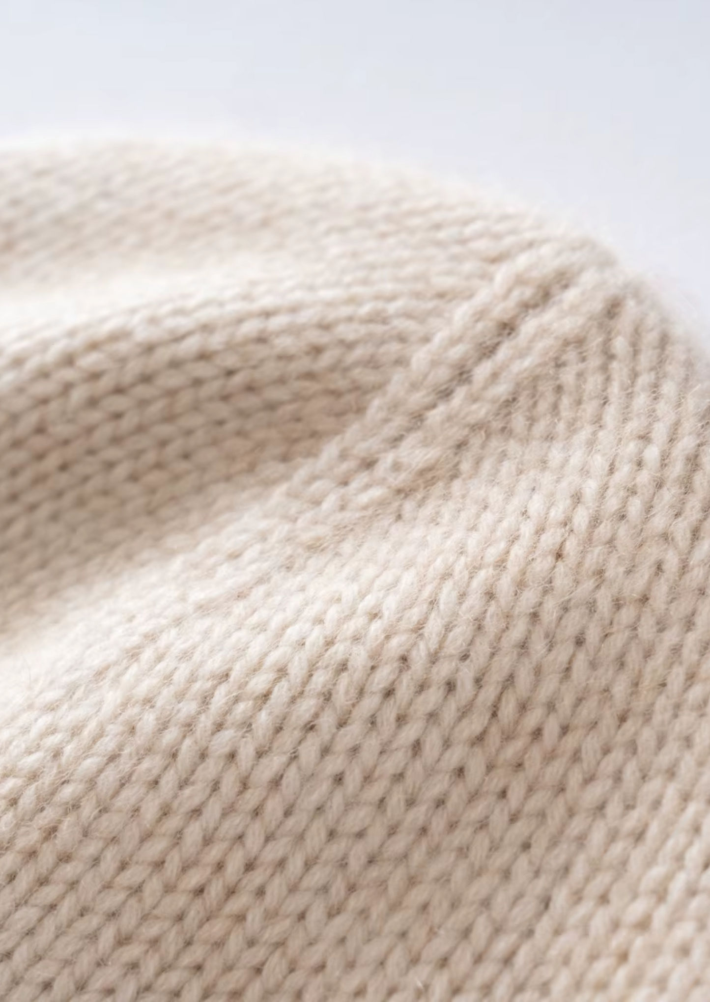 Bonnet en laine beige tricoté pour adulte