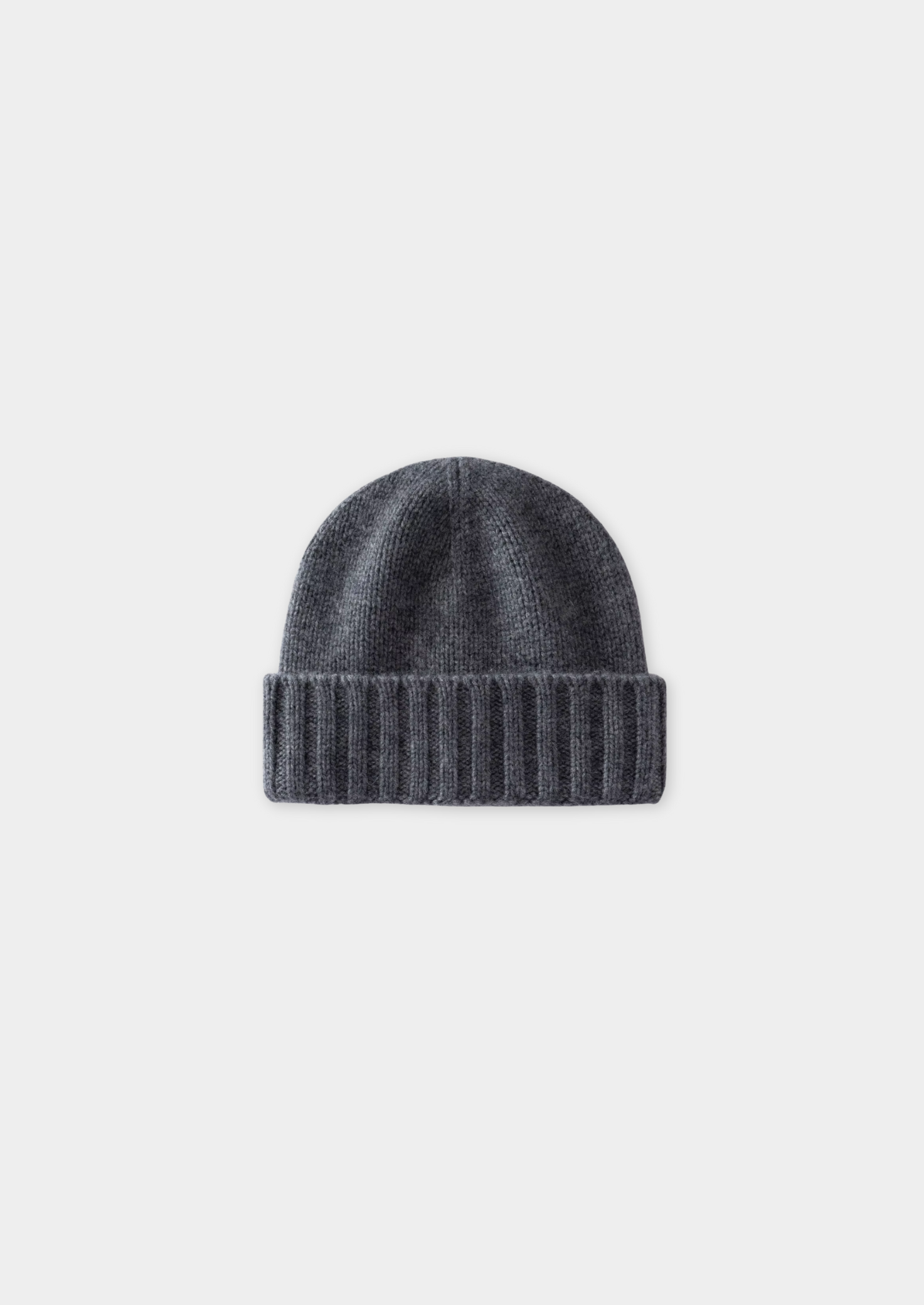 Bonnet en laine gris foncé, tricoté avec revers côtelé. Accessoire d'hiver chaud et élégant, idéal pour les journées froides.