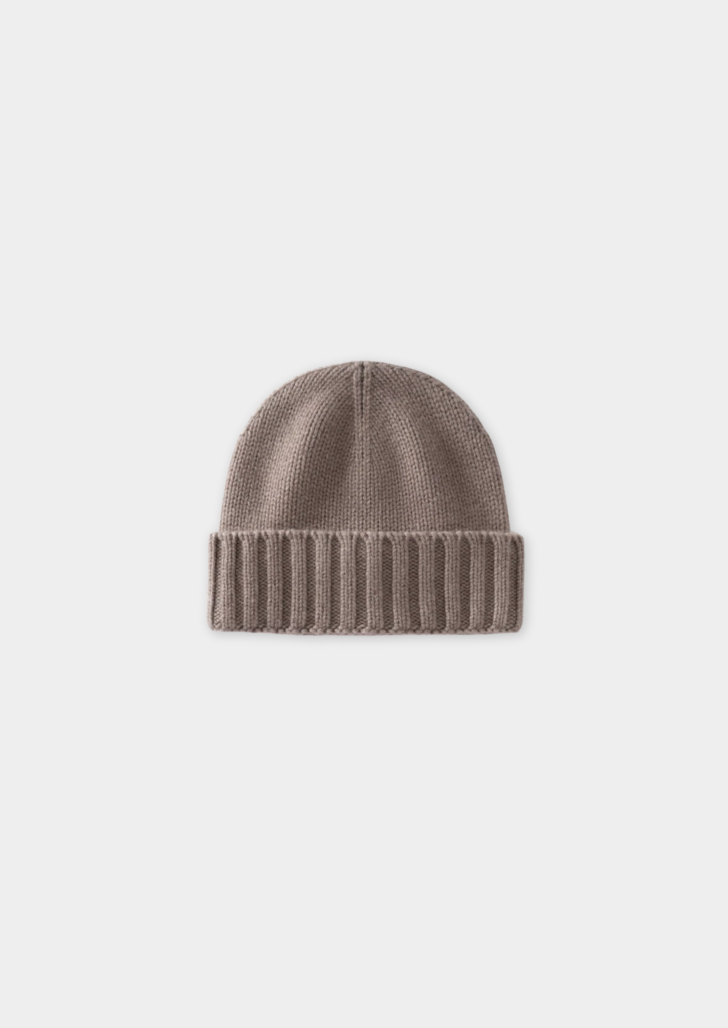 Bonnet en laine marron clair, tricoté avec revers côtelé, isolant et tendance, idéal pour l'hiver. Accessoire mode chaud et confortable.