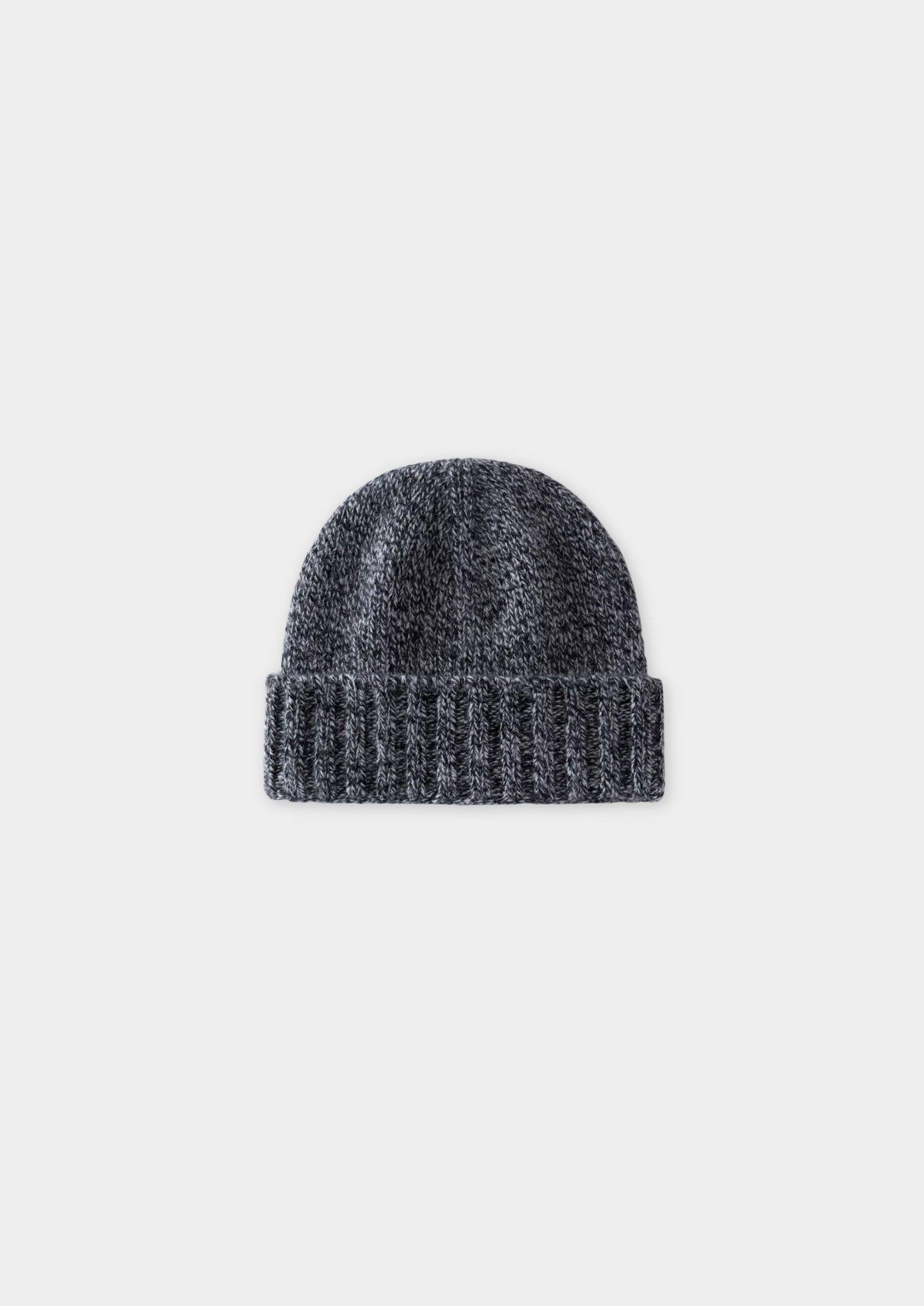 Bonnet en laine gris chiné, tricoté, avec revers côtelé. Accessoire d'hiver tendance, chaud et confortable pour homme et femme.