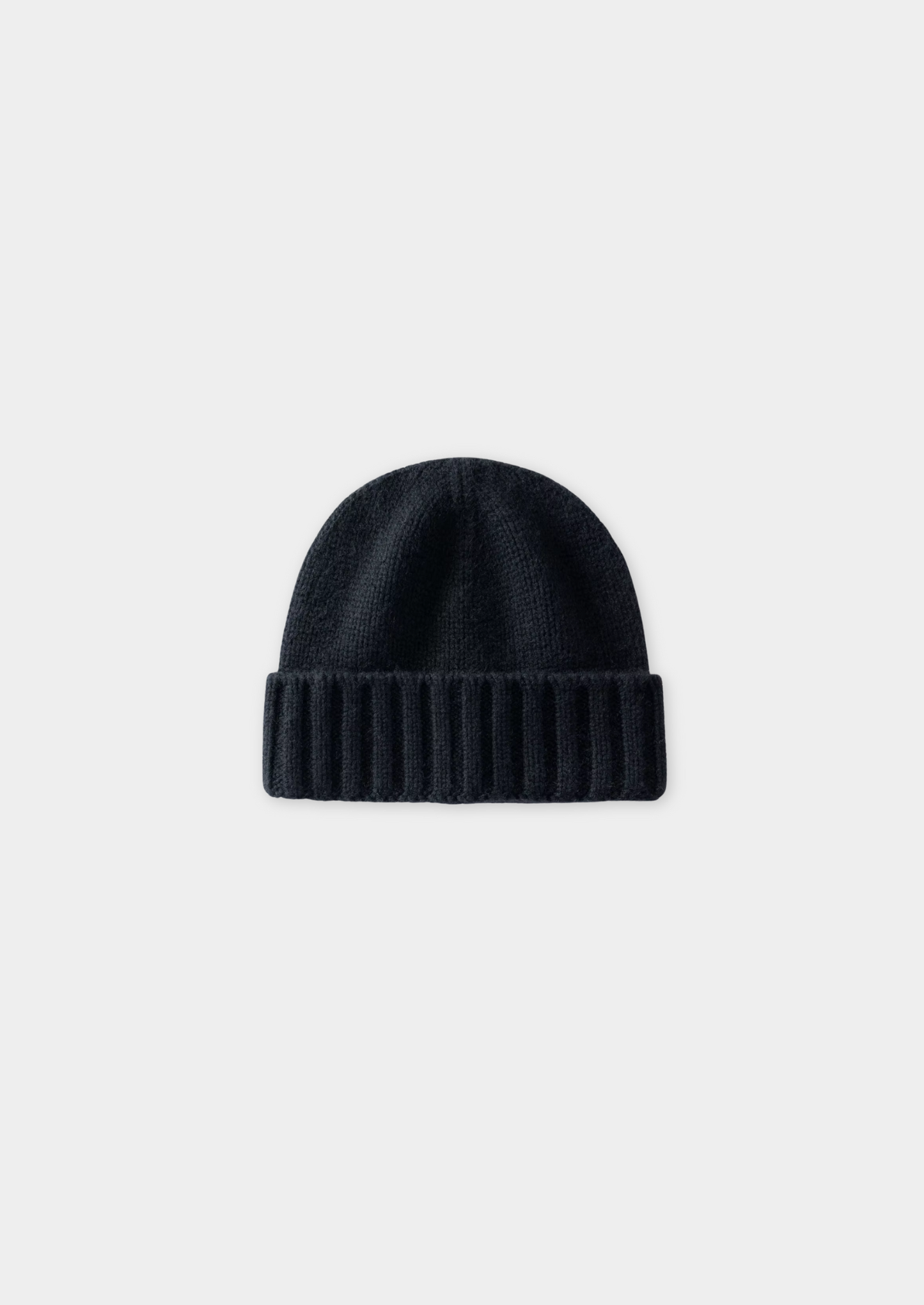 Bonnet en laine noir, tricoté, avec revers côtelé. Accessoire d'hiver élégant et chaud, idéal pour la mode urbaine et les températures froides.