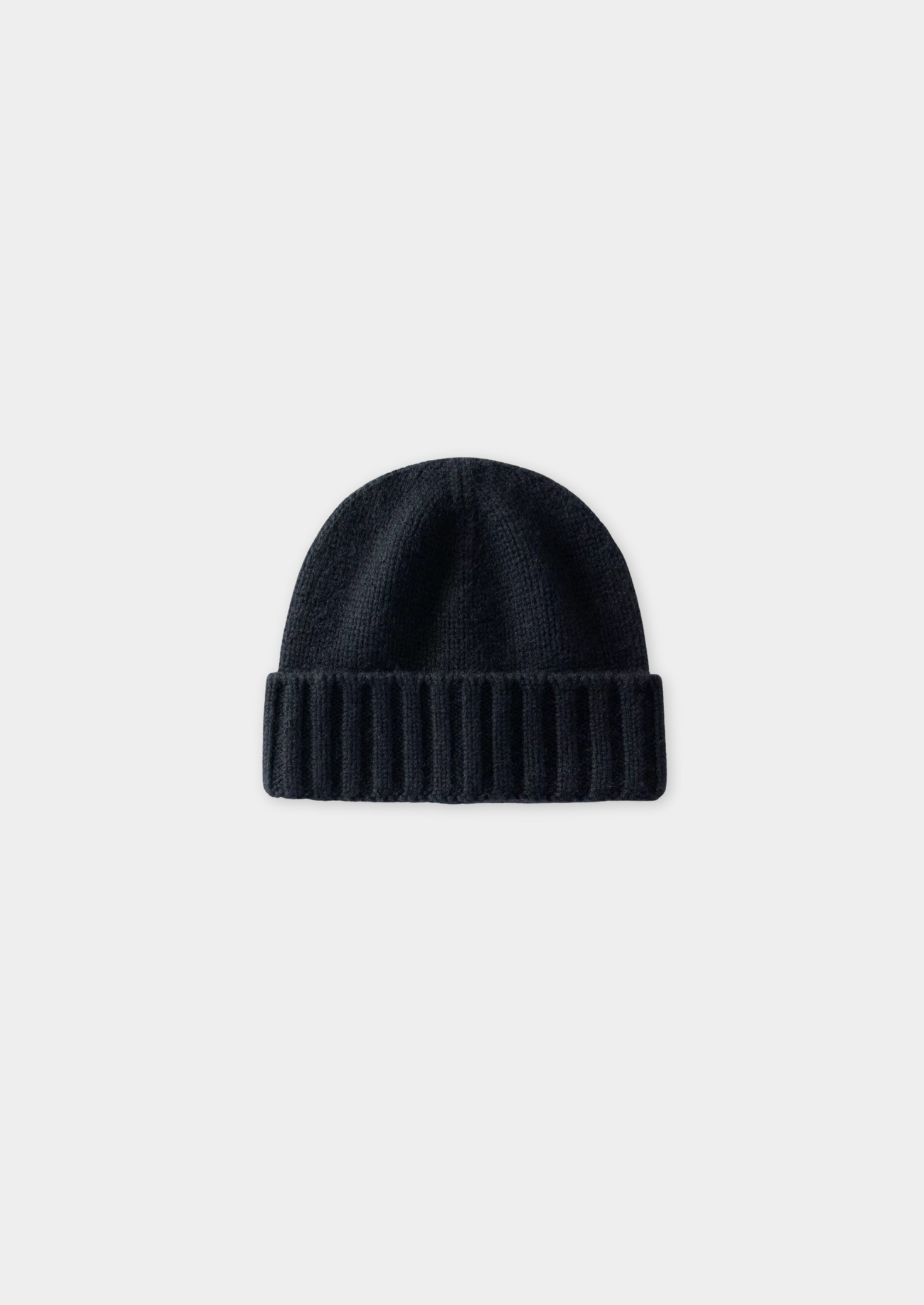 Bonnet en laine noir, tricoté, avec revers côtelé. Accessoire d'hiver élégant et chaud, idéal pour la mode urbaine et les températures froides.