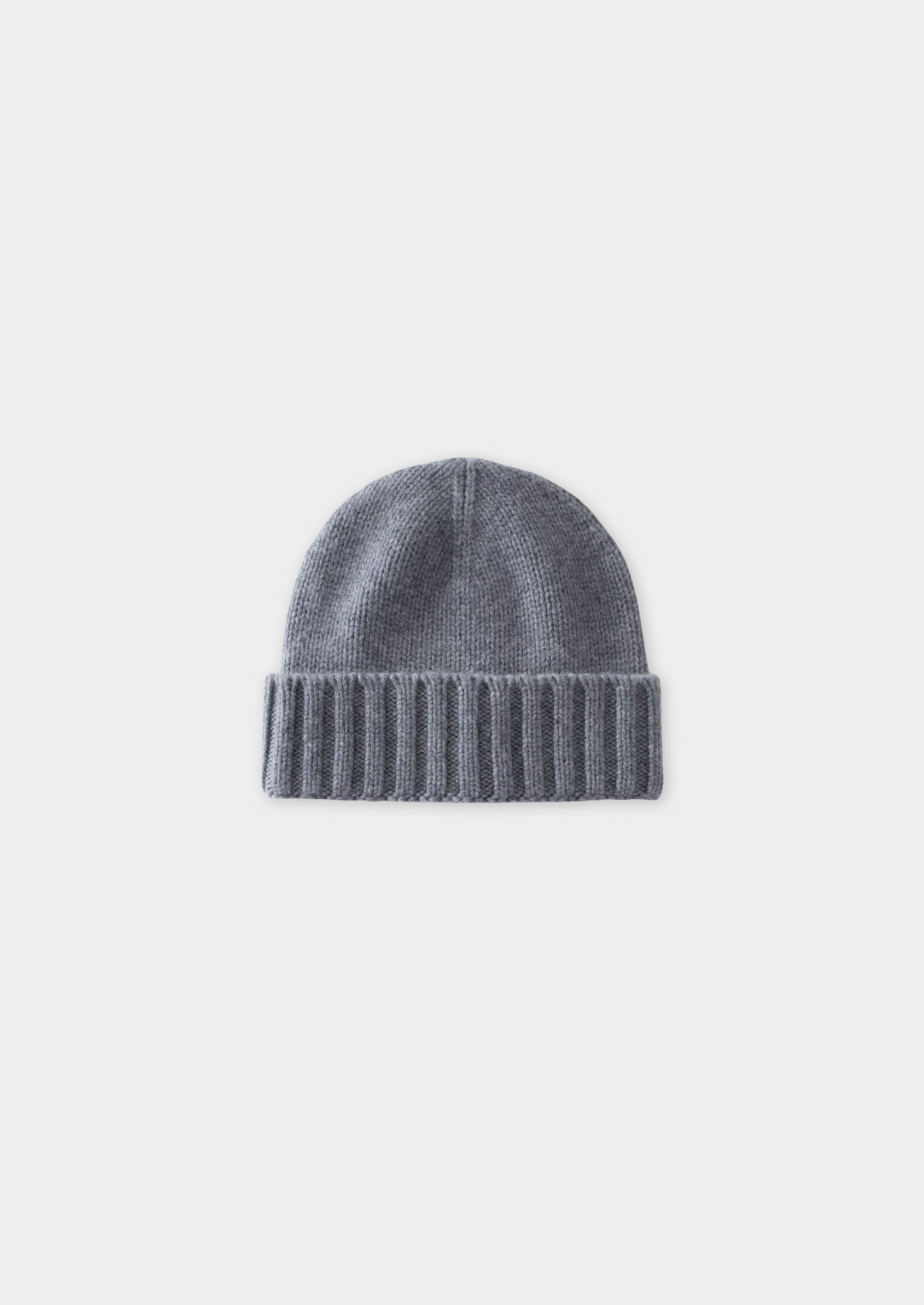 Bonnet en laine gris, tricoté avec revers côtelé, idéal pour l'hiver. Accessoire mode chaud et tendance pour homme et femme.