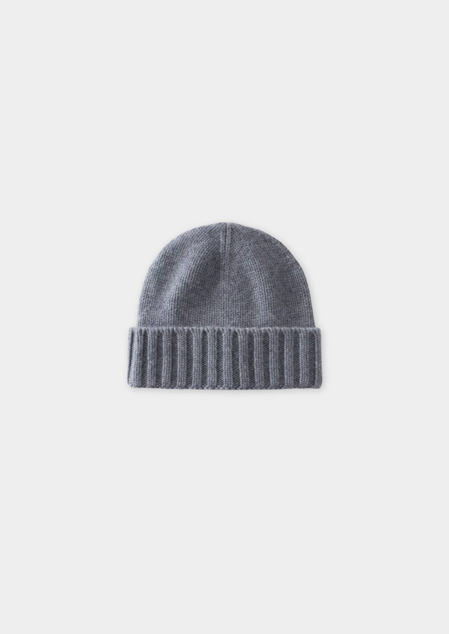 Bonnet en laine gris, tricoté avec revers côtelé, idéal pour l'hiver. Accessoire mode chaud et tendance pour homme et femme.