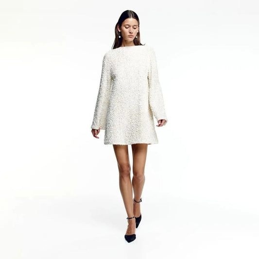 Amelia – Mini robe éblouissante à manches longues et coupe féminine élégante
