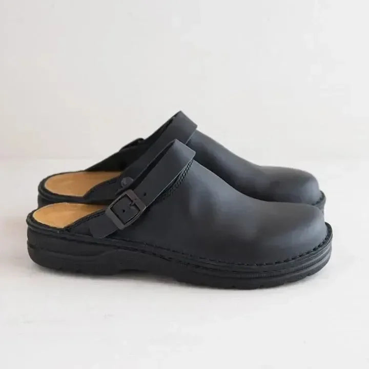 Sabots noirs en cuir avec bride réglable, design minimaliste, semelle épaisse. Chaussures confortables pour hommes et femmes, style décontracté.