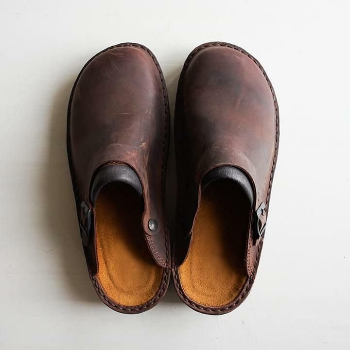 Sabots en cuir marron pour homme, semelle intérieure orange, design artisanal, confort et style, vue de dessus sur fond blanc.