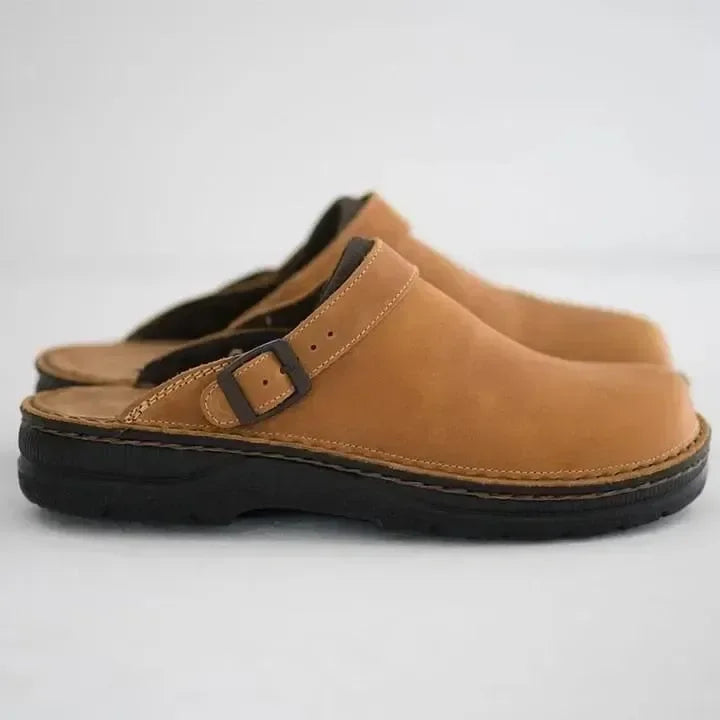 Sabots en cuir marron avec semelle noire, boucle ajustable, design confortable et moderne. Chaussures décontractées pour homme ou femme.