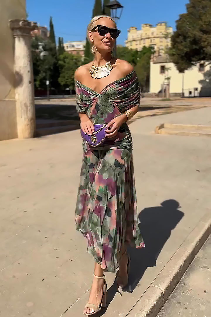 Elegant V-neck Maxi Dress Women with Gradient Design, Flowy Silhouette, Waist-Pleated Fit