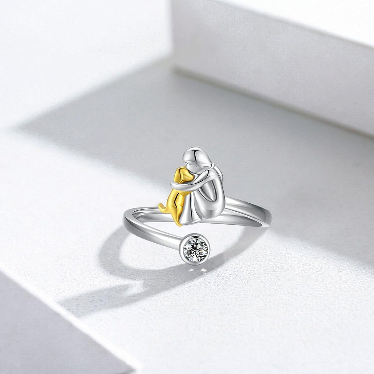 Zilveren ring met hondje en zirkonia steentjes.