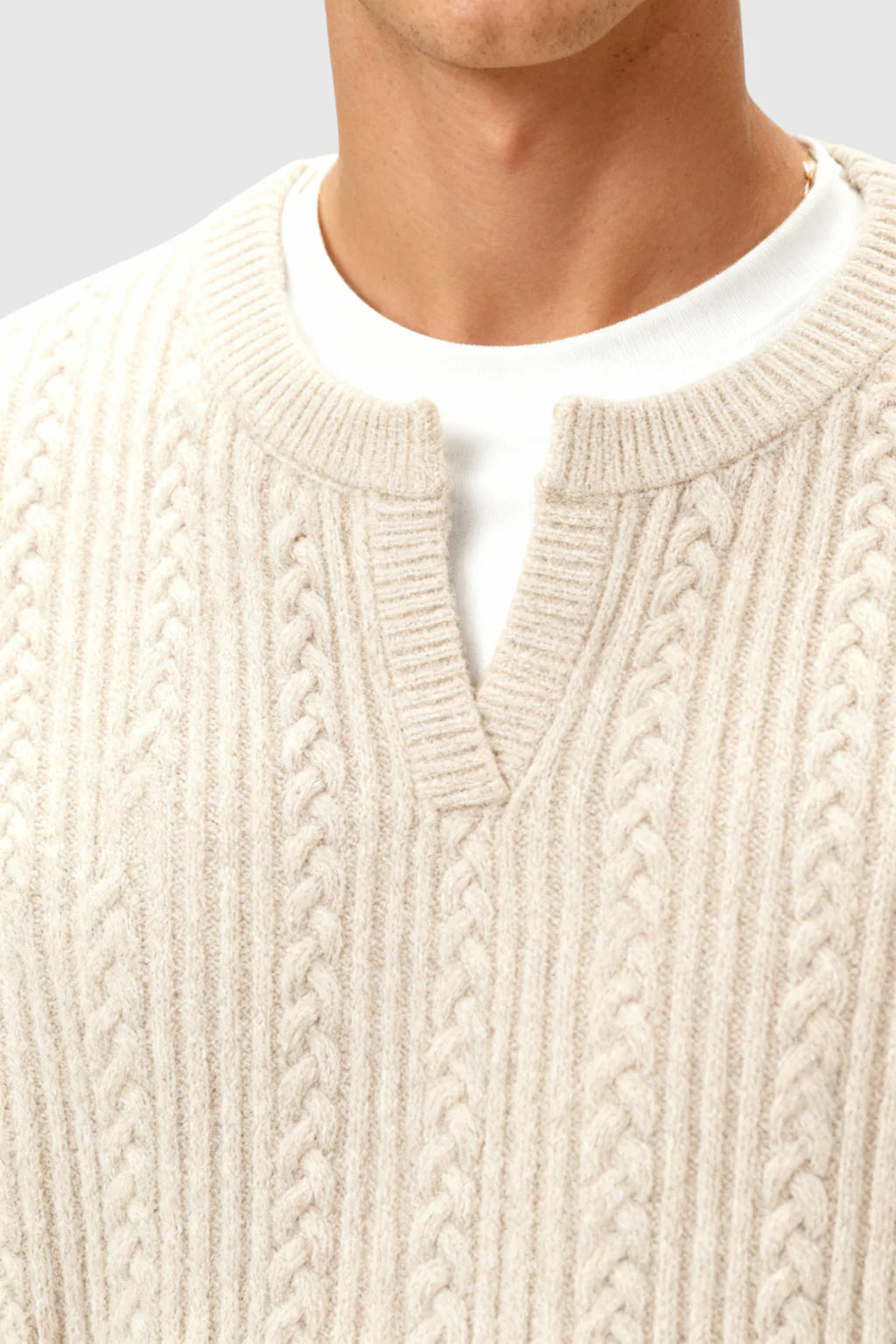 Herrestrik - Kabelstrikket Sweater med Lille V-Hals - Oatmeal - Sweatre - Valmont Wear