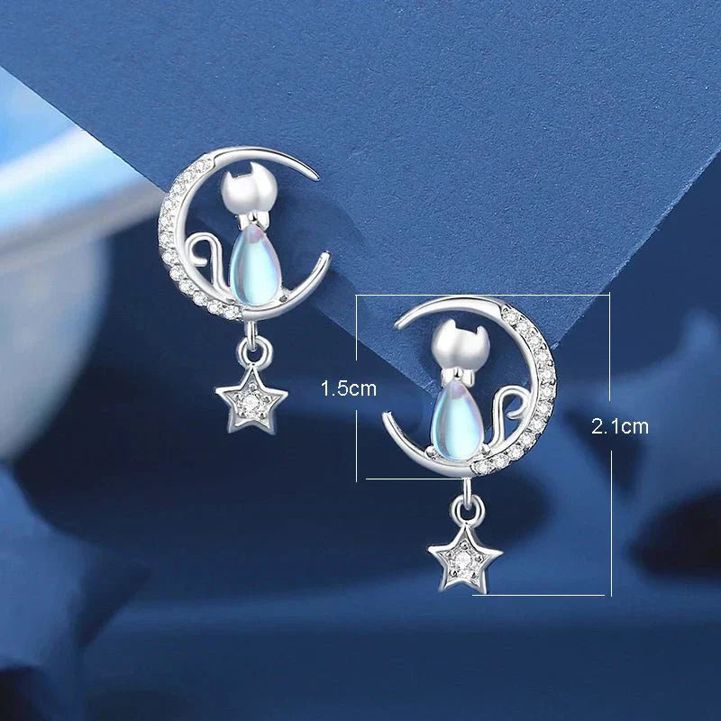 Oorbellen van 925 sterling zilver met kat, maan en ster, bezet met zirkonia.