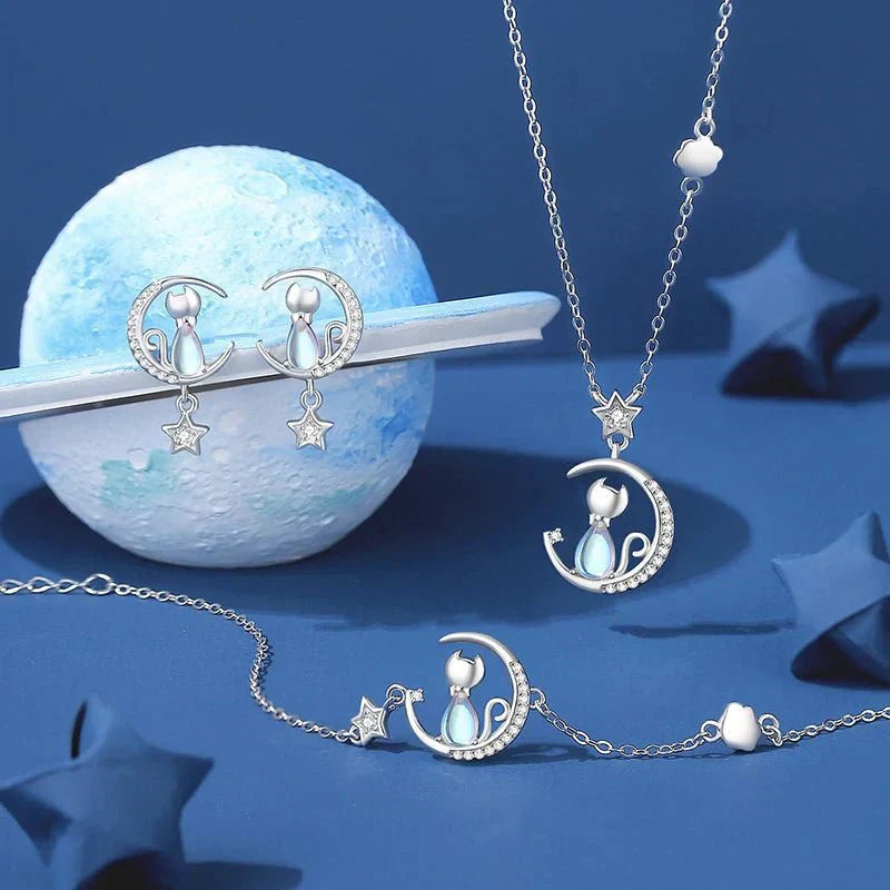 Oorbellen van 925 sterling zilver met kat, maan en ster, bezet met zirkonia.