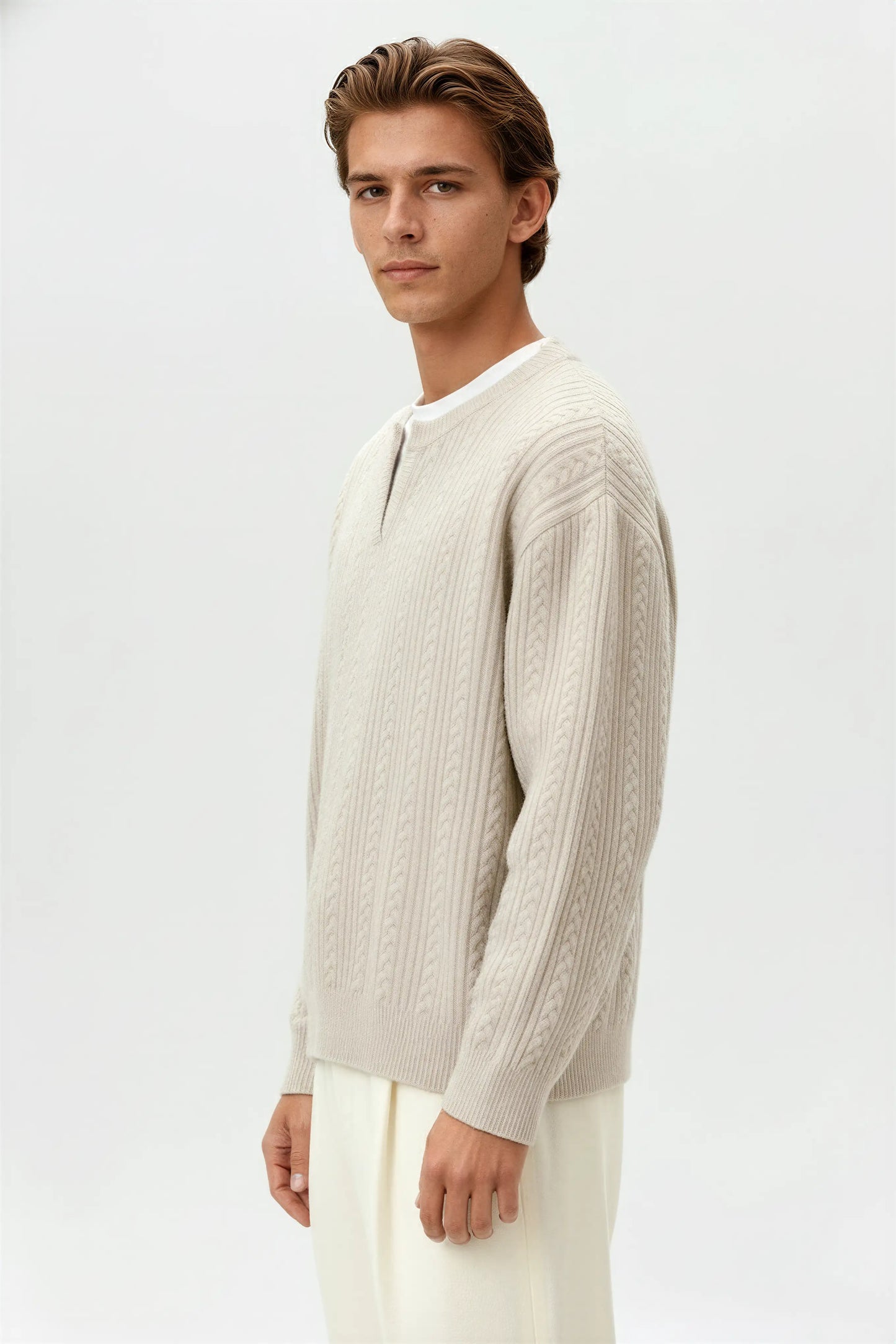 Herrestrik - Kabelstrikket Sweater med Lille V-Hals - Oatmeal - Sweatre - Valmont Wear