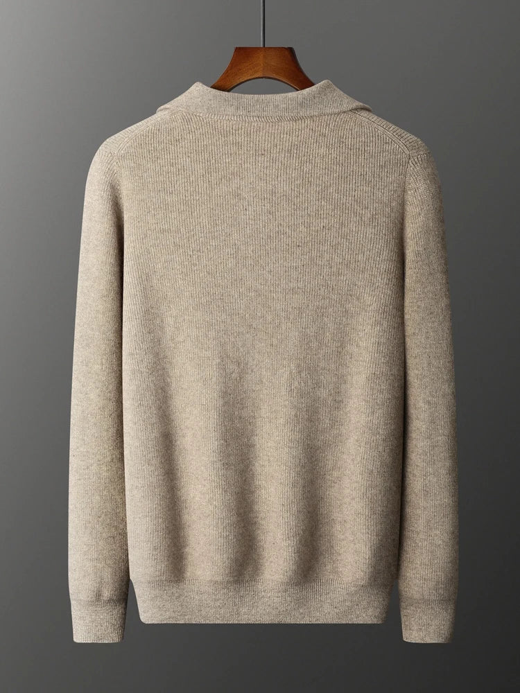 Pull en laine beige pour homme sur cintre, design minimaliste, col rond, manches longues, idéal pour l'automne et l'hiver, style élégant et confortable.