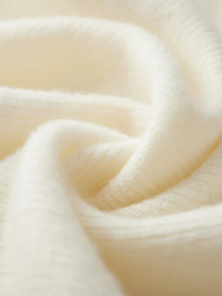 Texture douce de tissu en laine blanche, gros plan. Matériau chaud et confortable, idéal pour vêtements d'hiver. Fibres naturelles et douces.