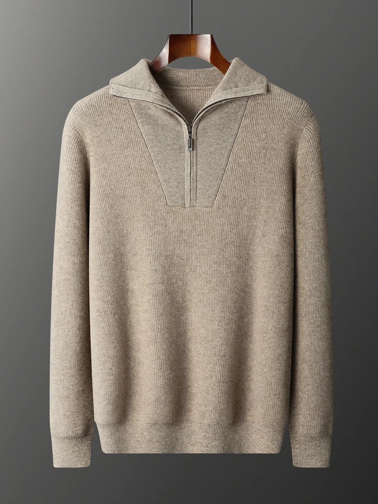 Pull-over en laine beige avec col zippé, suspendu sur un cintre en bois. Mode automne-hiver, vêtement chaud et élégant pour homme.