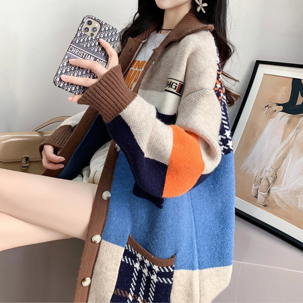 Oversized color block women's cardigan in beige, featuring a geometric pattern ideal for autumn. The knitwear showcases a blend of neutral tones, with a focus on fashion-forward design. The cardigan has a relaxed fit with long sleeves and a wide collar, making it a stylish and cozy addition to any wardrobe.