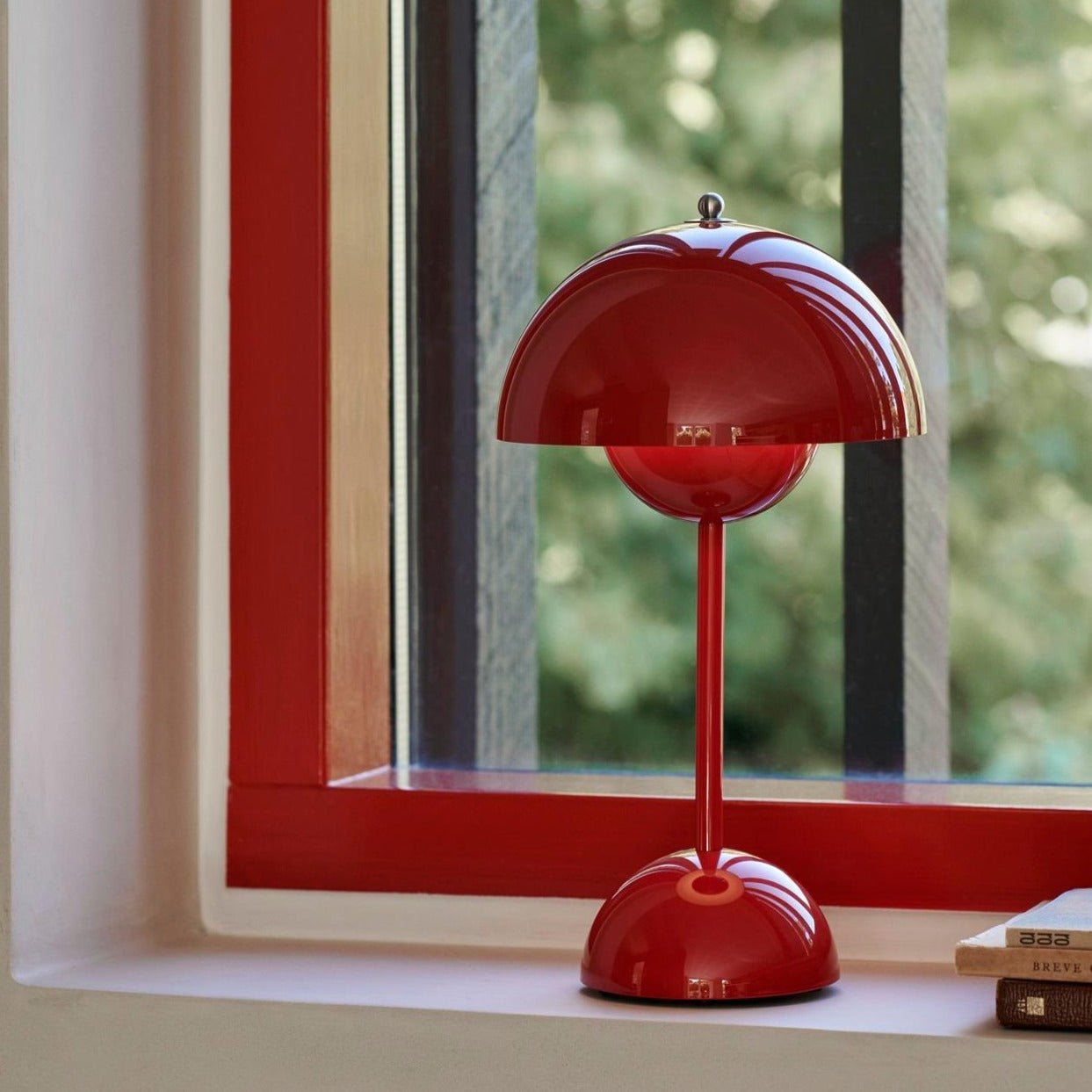 Elegant LED Bordlampe med Justerbar Lysstyrke og Bærbarhed