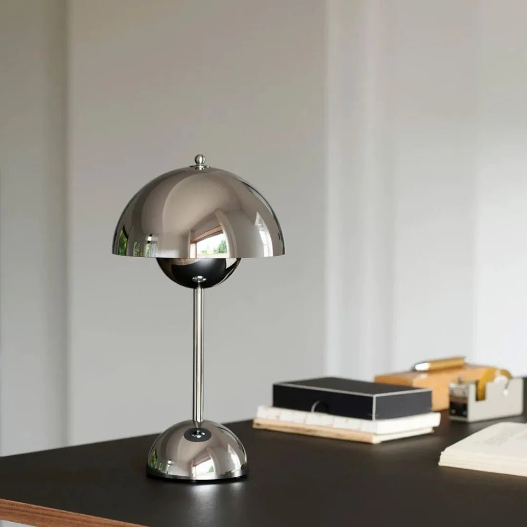 Elegant LED Bordlampe med Justerbar Lysstyrke og Bærbarhed