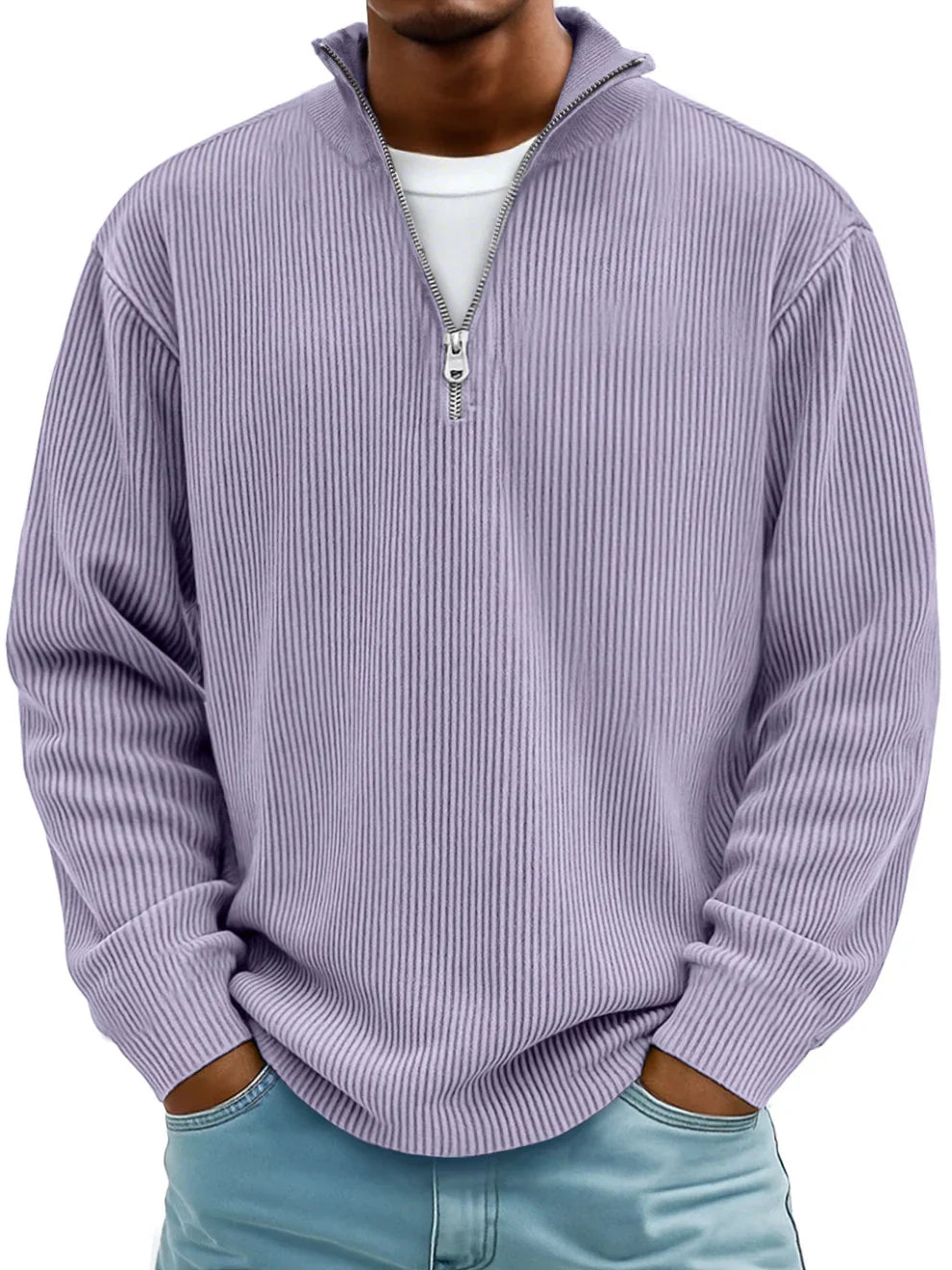 Mand iført lilla ribstrikket trøje med lynlås og ståkrave, hænder i lommer, afslappet stil. Perfekt til efterårsmode og casual outfits.