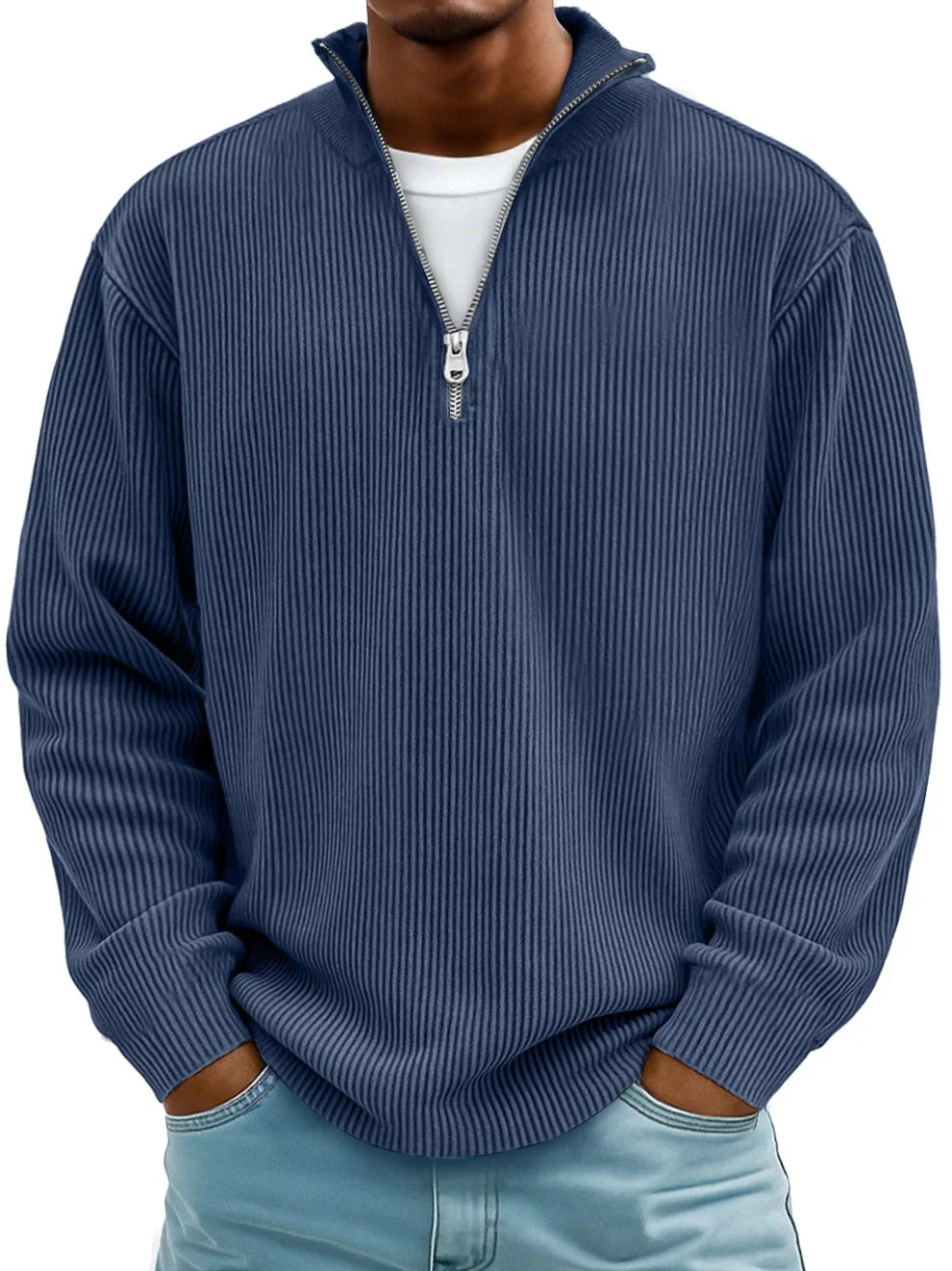 Mørkeblå ribstrikket herretrøje med lynlås, langærmet design. Perfekt til casual og stilfuldt look. Komfortabel og moderne beklædning.
