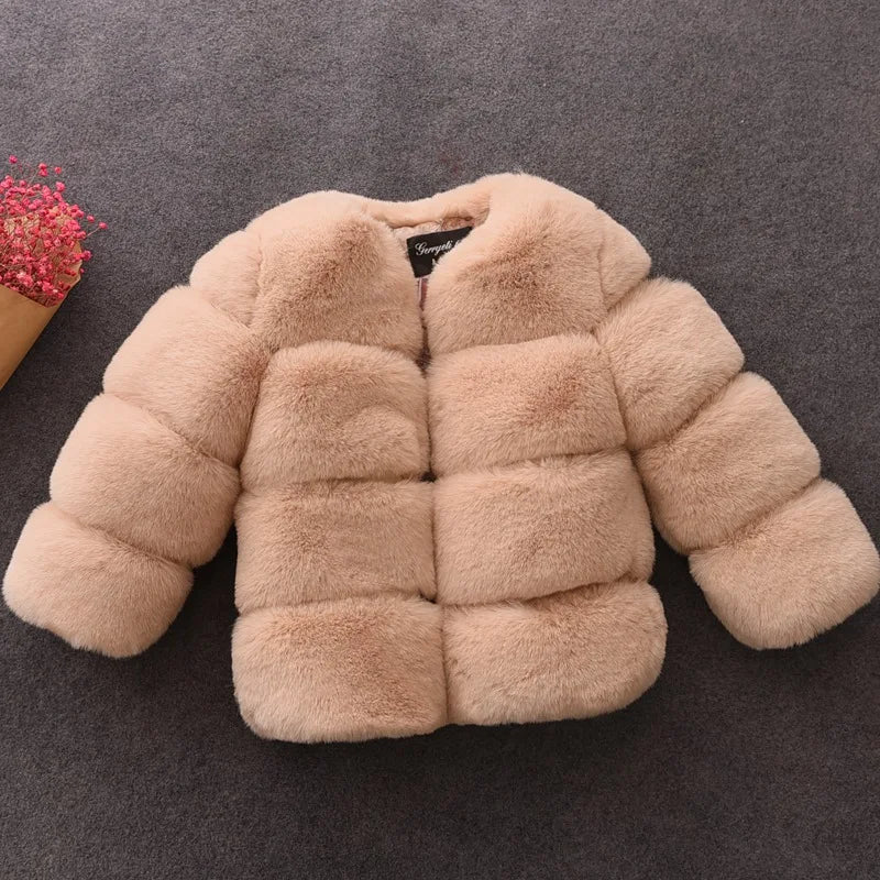 Beige faux pelsjakke på grå baggrund, elegant og moderne design, perfekt til vintermode.