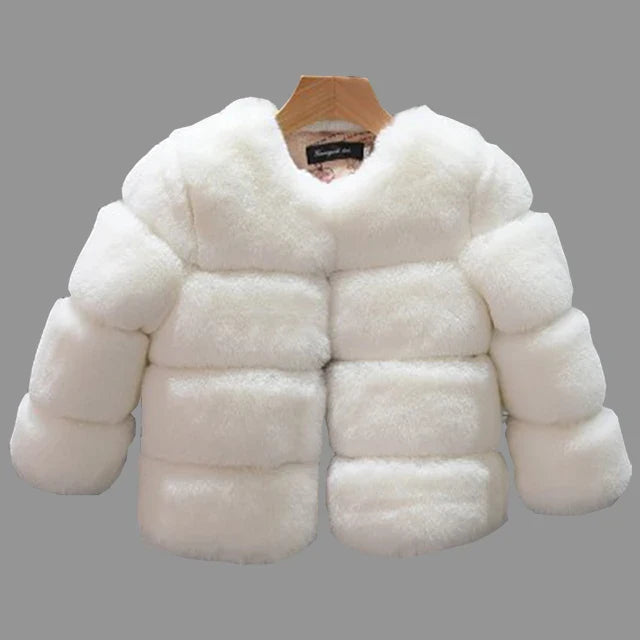 Hvid faux pelsjakke til kvinder på bøjle, elegant og stilfuld vintermode. Perfekt til kolde sæsoner. Luksuriøs og trendy beklædning.