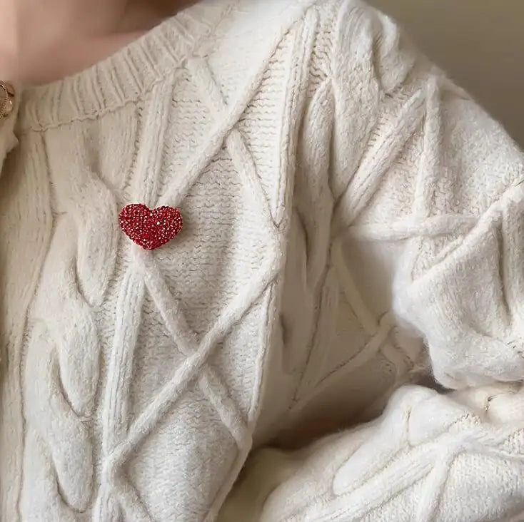 RougeAmor Herzförmige Strass-Brosche in Rot – Glanzvoll & Feminin