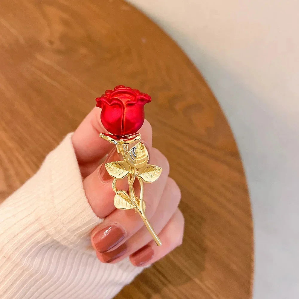 RougeAmor Herzförmige Strass-Brosche in Rot – Glanzvoll & Feminin