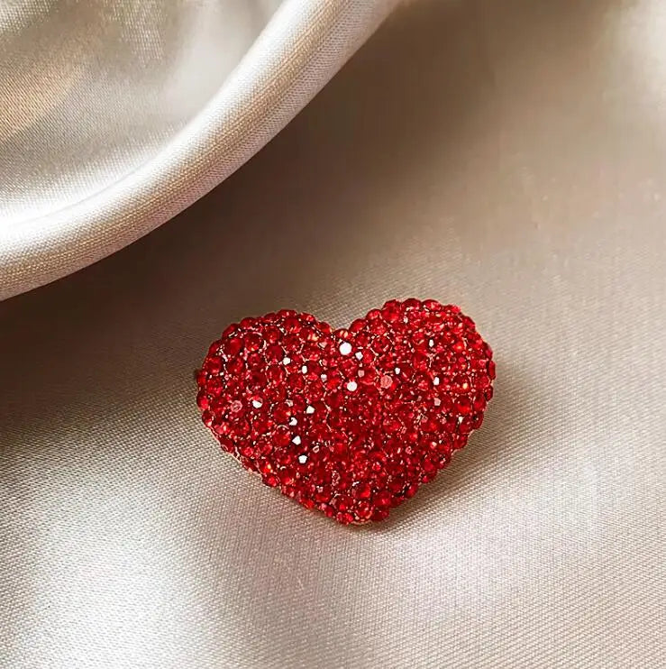 RougeAmor Herzförmige Strass-Brosche in Rot – Glanzvoll & Feminin