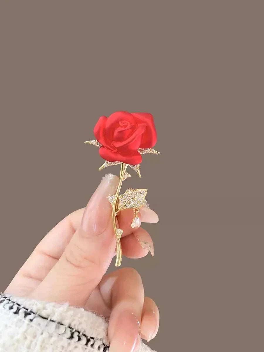 RougeAmor Herzförmige Strass-Brosche in Rot – Glanzvoll & Feminin
