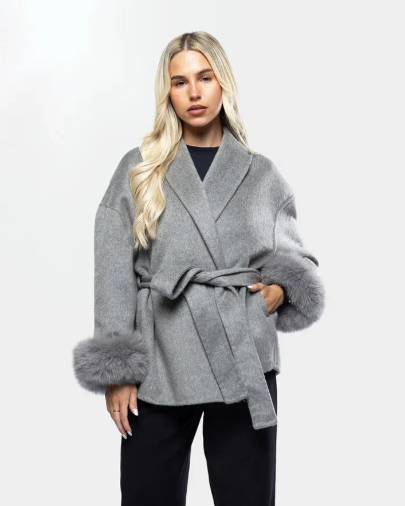 Livia Manteau Luxe Femme – Veste Hiver Élégante avec Manches en Faux Fur & Ceinture