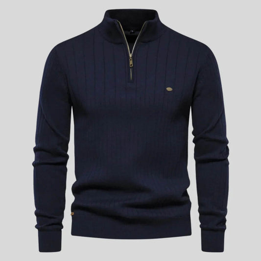 Mørkeblå herresweater med lynlås, ribstrikket design og høj krave. Stilfuld og varm trøje til efterår og vinter. Perfekt til casual og formelle lejligheder.
