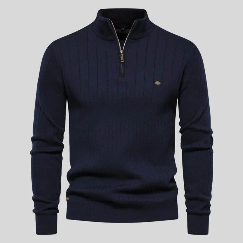 Mørkeblå herresweater med lynlås, ribstrikket design og høj krave. Stilfuld og varm trøje til efterår og vinter. Perfekt til casual og formelle lejligheder.