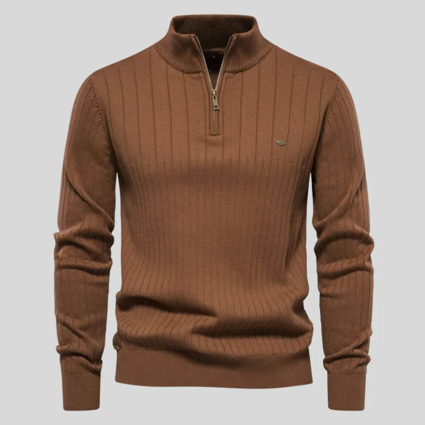 Brun striktrøje med lynlås, ribstrikket mønster og høj krave. Stilfuld herretrøje til efterår og vinter. Komfortabel og moderne design.