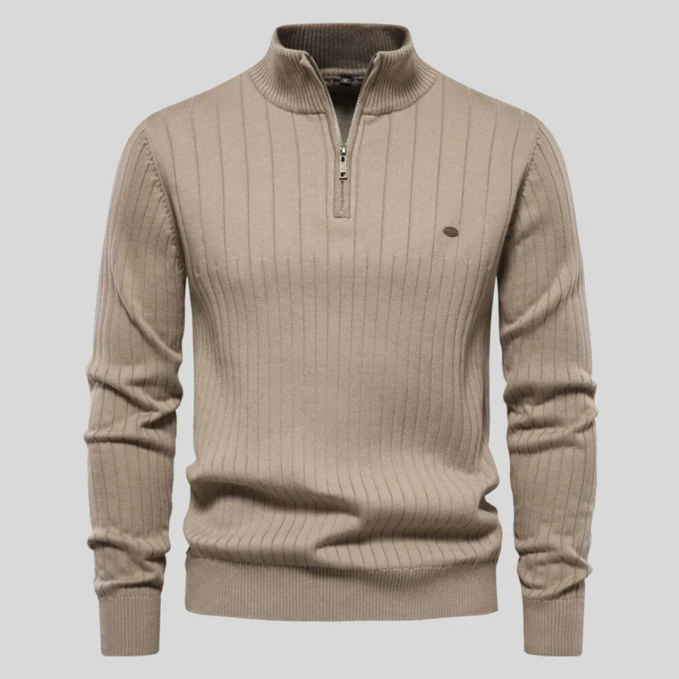 Beige striktrøje med lynlås, ribstrikket mønster og høj krave. Stilfuld herretrøje til efterår og vinter. Komfortabel og moderne design.